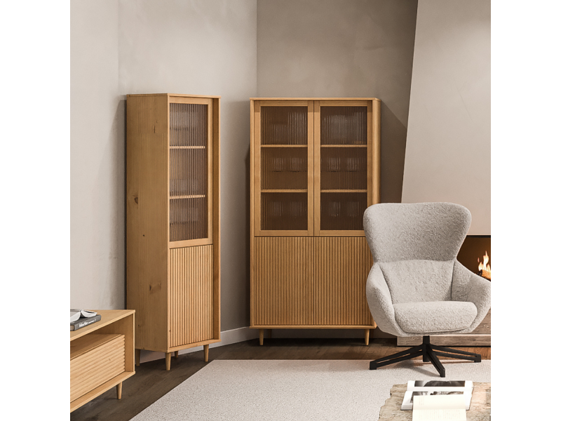 Cristaleira Feita em Madeira Maciça com o acabamento em cera natural e toque acetinado. Duas portas com vidro canelado e duas em madeira | Coleção Jazz